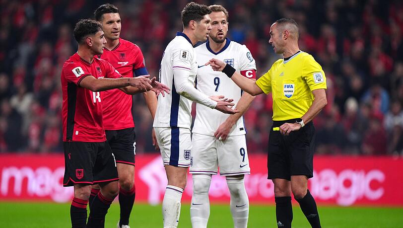 Schiedsrichter Marco Guida (r) traf zuletzt auf Bayern-Stürmer Harry Kane (2.v.r.) in der WM-Qualifikation.