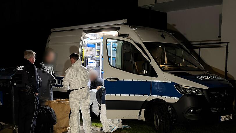 Polizei und Spurensicherung untersuchten die Wohnung, in der die Leiche in der K&uuml;hltruhe gefunden wurde.