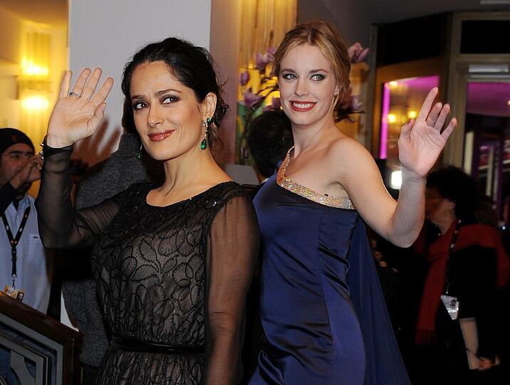 Salma Hayek und die spanische Schauspielerin Carolina Herrera Bang (r.).