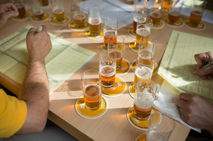 Insgesamt 102 Bier-Experten verkosten in Gräfelfing 1366 Biere aus 45 Laendern in 50 verschiedenen Kategorien. Am European Beer Star duerfen Braueren aus der ganzen Welt teilnehmen die nach der traditionellen, europaeischen Brauart Bier herstellen. Der Gewinner wird am 14.11.12 auf der Brau Beviale in Nuernberg bekannt gegeben.