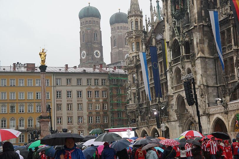 Das lange Warten auf die Pokalhelden. Es regnet und regnet und dennoch warten schon tausende Bayern-Fans auf das Eintreffen der Bayern-Stars. Die Bilder vom Marienplatz