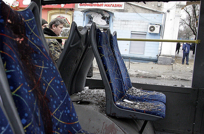 Die offizielle Zahl der Toten beläuft sich auf 13. Die Kämpfe in der Ostukraine nehmen kein Ende.