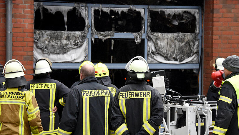 70 Einsatzkräfte aus Kiel und Rendsburg waren mit den Löscharbeiten beschäftigt. 70 Einsatzkräfte aus Kiel und Rendsburg waren mit den Löscharbeiten beschäftigt.
