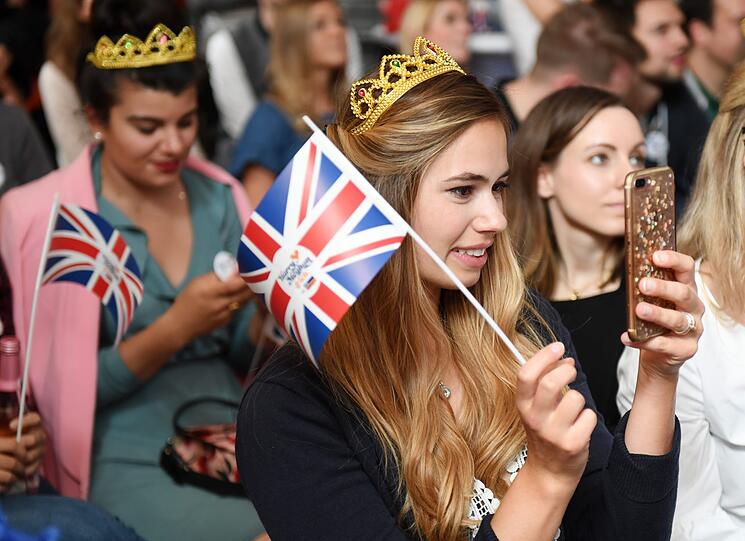 Public Viewing in München zur Hochzeit von Prinz Harry und Meghan Markle. Die Bilder.