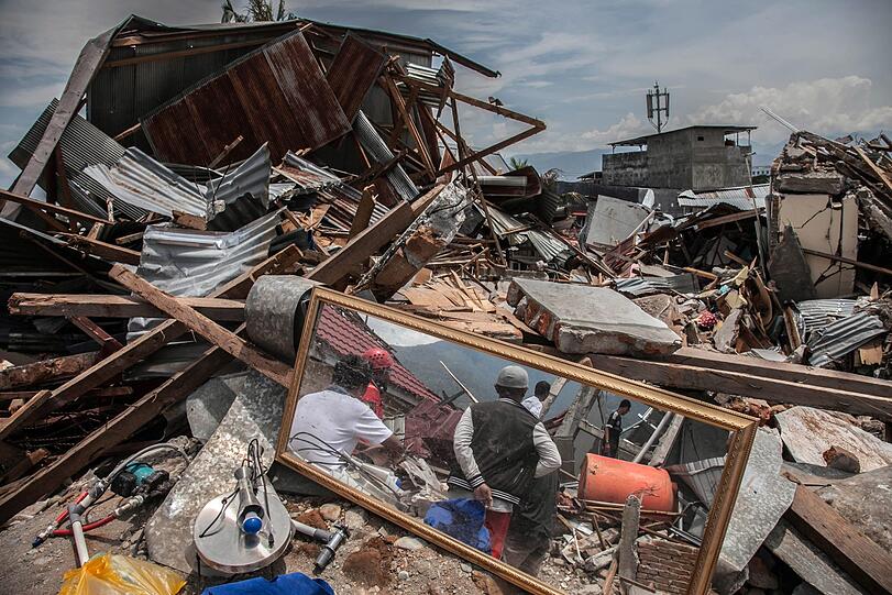 Eine Tsunami-Katastrophe auf den indonesischen Inseln Sumatra und Java hat viele Menschen das Leben gekostet und schwere Schäden angerichtet.