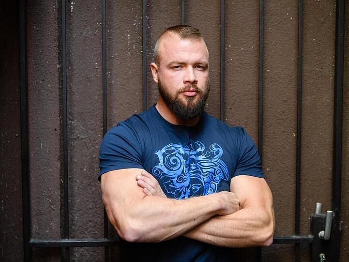 Der Rapper Kollegah blickt in einem Tonstudio in die Kamera. Foto: Matthias Balk/Archiv