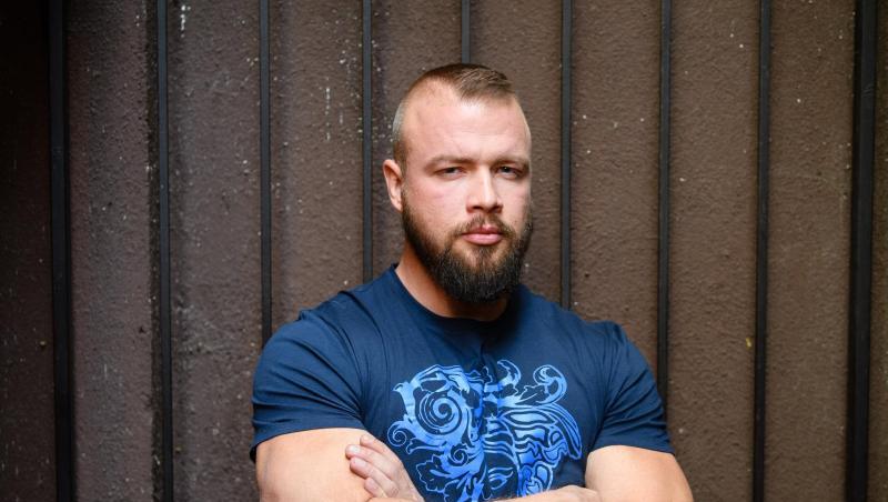 Der Rapper Kollegah blickt in einem Tonstudio in die Kamera. Foto: Matthias Balk/Archiv Der Rapper Kollegah blickt in einem Tonstudio in die Kamera. Foto: Matthias Balk/Archiv