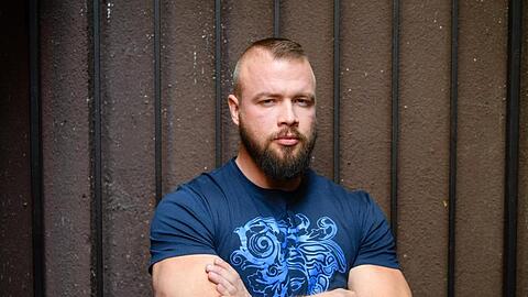 Der Rapper Kollegah blickt in einem Tonstudio in die Kamera. Foto: Matthias Balk/Archiv