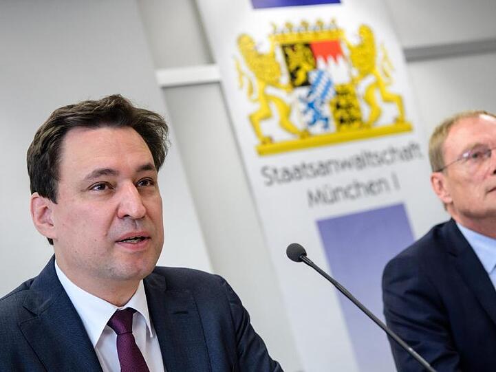Georg Eisenreich (CSU, l), Justizminister von Bayern, spricht, neben Hans Kornprobst, Oberstaatsanwalt. Foto: Matthias Balk/Archiv