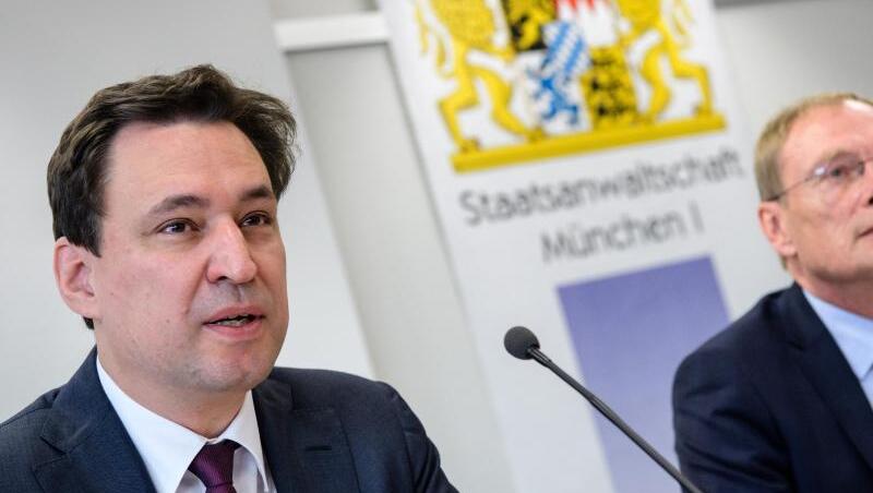 Georg Eisenreich (CSU, l), Justizminister von Bayern, spricht, neben Hans Kornprobst, Oberstaatsanwalt. Foto: Matthias Balk/Archiv Georg Eisenreich (CSU, l), Justizminister von Bayern, spricht, neben Hans Kornprobst, Oberstaatsanwalt. Foto: Matthias Balk/Archiv