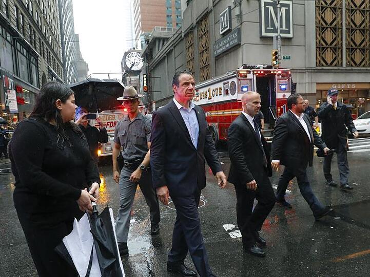 Andrew Cuomo (M), Gouverneur des Bundesstaates New York, ist nach dem Unglück nach Manhattan gekommen.