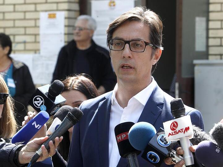 Stevo Pendarovski lieferte sich mit Gordana Siljanovska-Davkova ein Kopf-an-Kopf-Rennen.