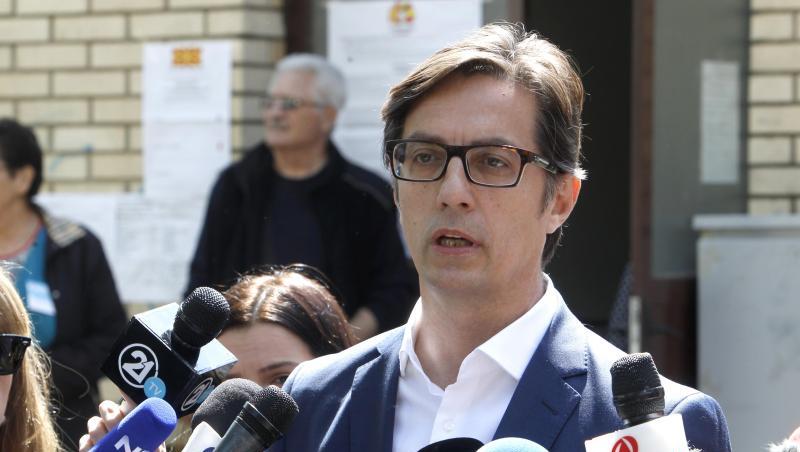 Stevo Pendarovski lieferte sich mit Gordana Siljanovska-Davkova ein Kopf-an-Kopf-Rennen. Stevo Pendarovski lieferte sich mit Gordana Siljanovska-Davkova ein Kopf-an-Kopf-Rennen.