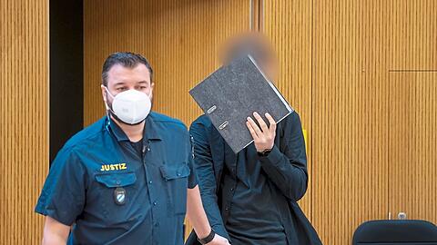 Der mutmaßliche Mörder beim Prozessauftakt.