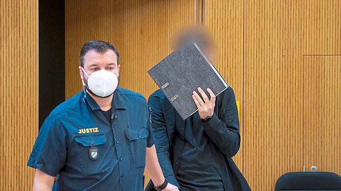 Der mutmaßliche Mörder beim Prozessauftakt.
