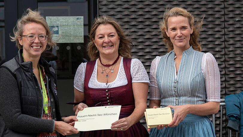 Kristin Gottlober, INMA e. V. Wiesnstadtraetin Anja Berger und KVR Chefin Dr. Hanna Sammueller-Gradl. Kristin Gottlober, INMA e. V. Wiesnstadtraetin Anja Berger und KVR Chefin Dr. Hanna Sammueller-Gradl.