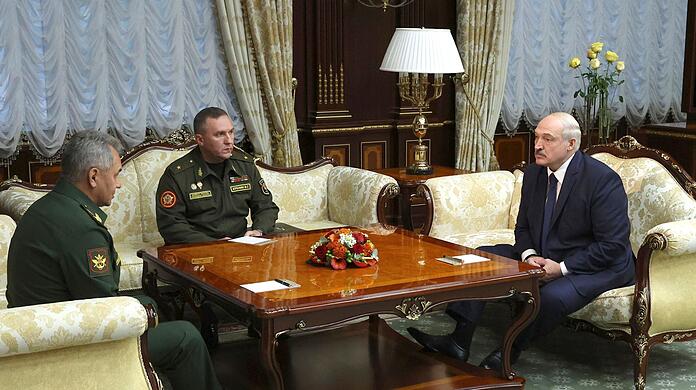 Viktor Chrenin (M.) im Gespräch mit Russlands Verteidigungsminister Sergej Schoigu (l.) und seinem Staatschef Alexander Lukaschenko (Archivbild).