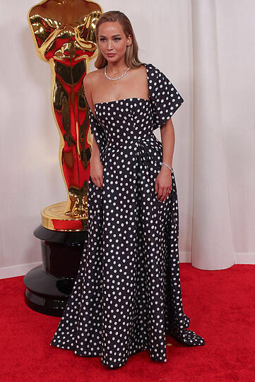 Jennifer Lawrence: Pariser Polka Pots aus dem Hause Dior Couture verleihen ihr wahre Eleganz. Modern auch die sleeken Haare und die dezent gewählten Präziosen. Also definitiv eine glamouröse Punkteladung.