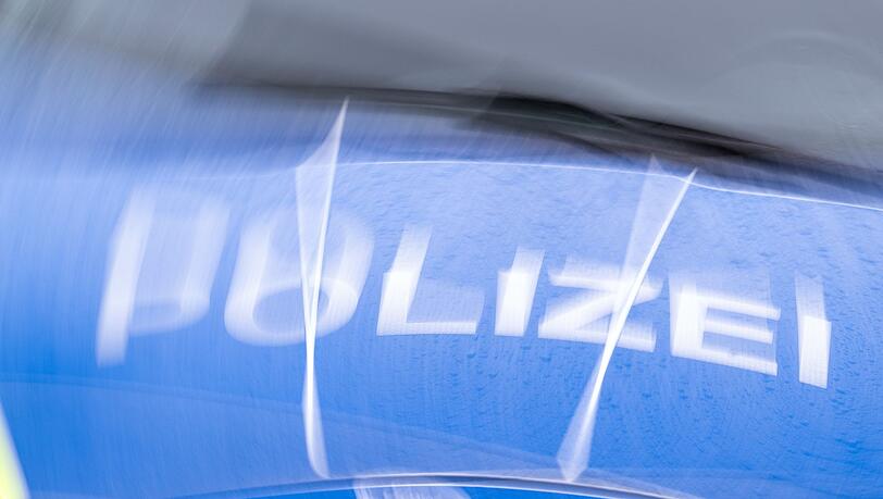 Die Polizei ermittelt wegen des Verdachts des Raubes, der Körperverletzungen, der Bedrohungen und des Verstoßes gegen das Waffengesetz. (Symbolbild)