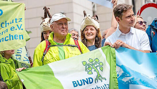 Protestteilnehmer von „Rettet die Berge“.