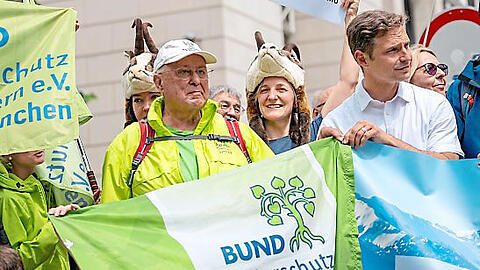 Protestteilnehmer von „Rettet die Berge“.