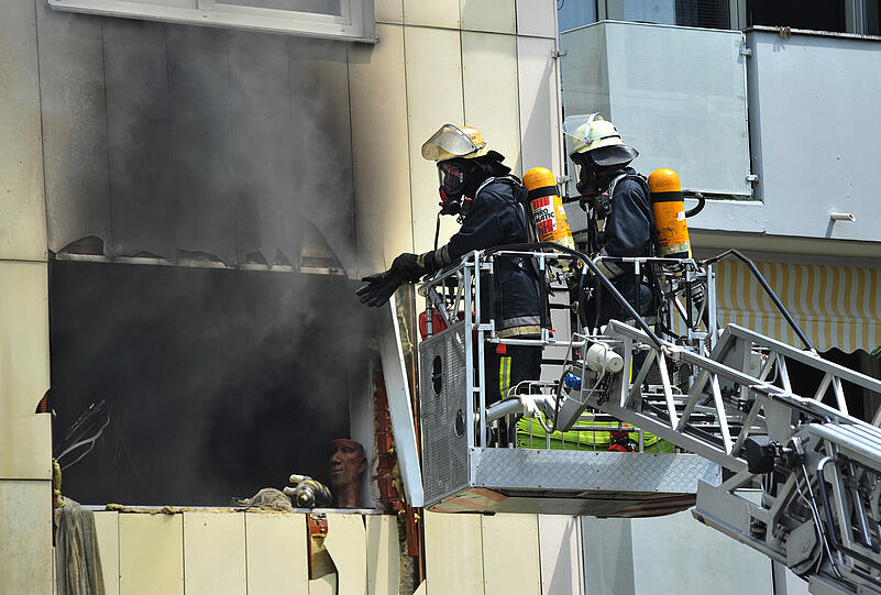 Drei Bewohner bei Explosion in Haus verletzt: In Altdorf ist eine Wohnung in die Luft geflogen. Die Bilder.