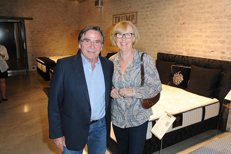 Elmar Wepper und Frau Anita bei der Eröffnung des Betten Concept Store am 29.08.2013 in München.