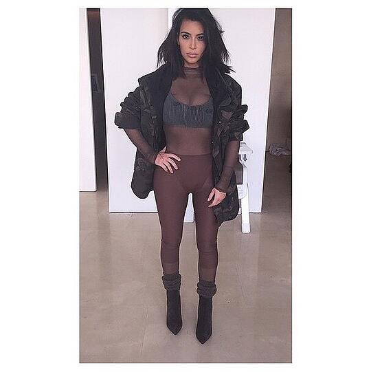 Mit freizügigen Outfits zu provozieren gehört zu It-Girl Kim Kardashian wie der Senf zur Weißwurst. Was Ehemann Kanye West wohl davon hält?