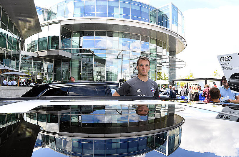 Torhüter Manuel Neuer bei der Fahrzeugübergabe.