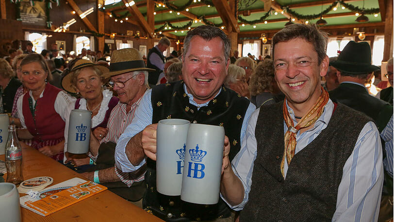 Prost mit Schönheitskönigin-Wirt Peter Reichert, danach wird mitgesungen beim Lied über die Schwiegermutter mit der Glatze.