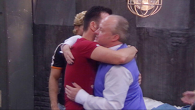 Wer hätte das gedacht: Promi-Liebling Hubert Kah muss das Haus kurz vor dem Finale verlassen. Die Bilder von seinem Auszug.