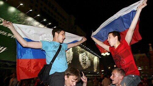 Russische Fans feiern den Viertelfinalerfolg in Moskau Russische Fans feiern den Viertelfinalerfolg in Moskau
