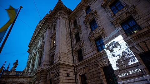 Ein Bild von Sophie Scholl wird während einer Gedenkaktion an die Fassade des Münchner Justizpalast projiziert.