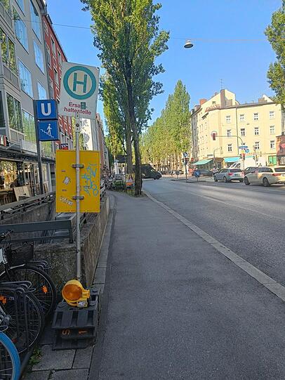 Welche Linie hier fährt oder ob der Stopp nur zum Aussteigen ist, darüber rätseln an der Lindwurmstraße am Bahnhof Goetheplatz oft Passanten. Welche Linie hier fährt oder ob der Stopp nur zum Aussteigen ist, darüber rätseln an der Lindwurmstraße am Bahnhof Goetheplatz oft Passanten.