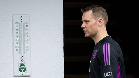 Torwart Manuel Neuer geht über das Trainingsgelände.