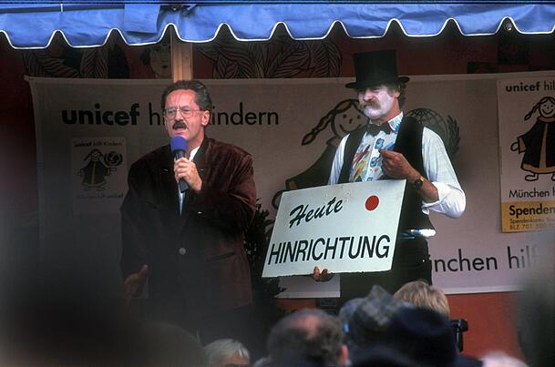 &bdquo;Heute Hinrichtung&ldquo;: Jahrzehntelang hat Ringo das Schild in der Hand gehabt - hier 1997 mit Christian Ude als Rekommandeur.