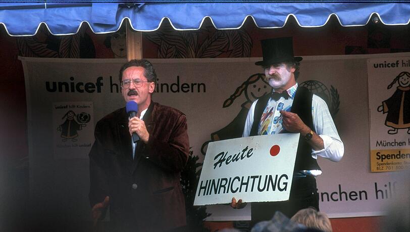 „Heute Hinrichtung“: Jahrzehntelang hat Ringo das Schild in der Hand gehabt - hier 1997 mit Christian Ude als Rekommandeur. „Heute Hinrichtung“: Jahrzehntelang hat Ringo das Schild in der Hand gehabt - hier 1997 mit Christian Ude als Rekommandeur.