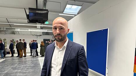 Der AfD-Abgeordnete Schmidt wurde nach eigenen Angaben auf dem Weg zur Veranstaltung geschlagen.