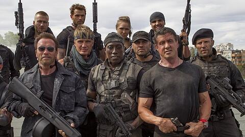 Die "Expendables" um Arnold Schwarzenegger (v.l.) und Sylvester Stallone bekommen bald weibliche Konkurrenz.