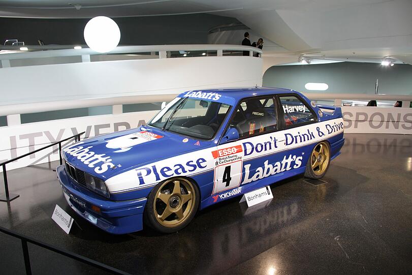 So viele schöne Autos und Motorräder: Das überwiegend männliche Publikum, das ins BMW-Museum gekommen ist, staunt andächtig.