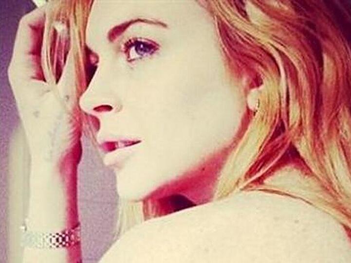 Lindsay Lohan posiert halbnackt mit einer Zigarette in der Hand