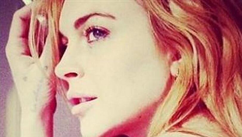 Lindsay Lohan posiert halbnackt mit einer Zigarette in der Hand Lindsay Lohan posiert halbnackt mit einer Zigarette in der Hand