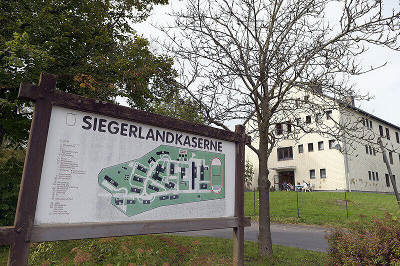 Ein Schild mit der Aufschrift «Siegerlandkaserne» steht vor dem Flüchtlingsheim auf dem Gelände der ehemaligen Siegerland-Kaserne, fotografiert am 28.09.2014 in Burbach (Nordrhein-Westfalen).