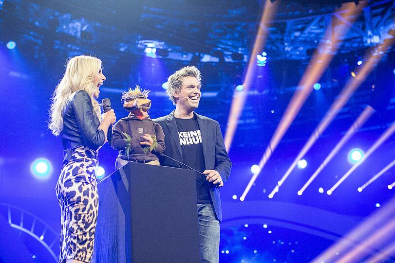 Helene Fischer und Sascha Grammel mit Puppe Frederic