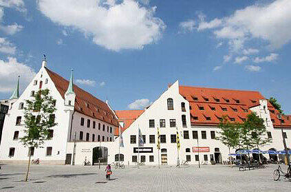 Stadtmuseum: Nur 141 261 Besucher kamen 2014, über 50 000 weniger als im Vorjahr. Die Ausgaben lagen bei 15,9 Millionen Euro, die Einkünfte deckten aber nur 5,3 Prozent. Weshalb die Stadt 15 Millionen Euro zuschießen musste. Umgerechnet 106,55 Euro pro Besucher! Ticketpreis 2016: 2 bis 20 Euro.