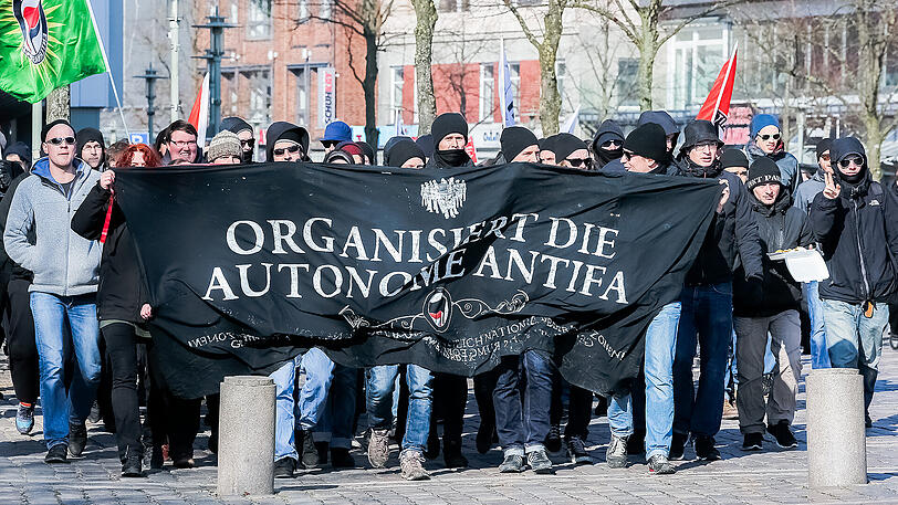 "Organisiert die autonome Antifa": Ein Aufmarsch linker Jugendlicher.