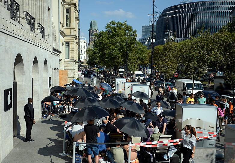 Auch vor dem Apple-Store in Berlin haben Ungeduldige ihre Campingstühle mitgebracht.