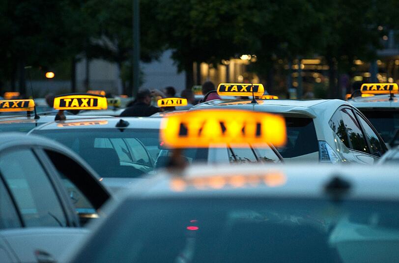 Er küsste sie im Intimbereich: Ein 36-jähriger Taxifahrer hat ein 17-jähriges Mädchen sexuell belästigt. (Symbolbild)