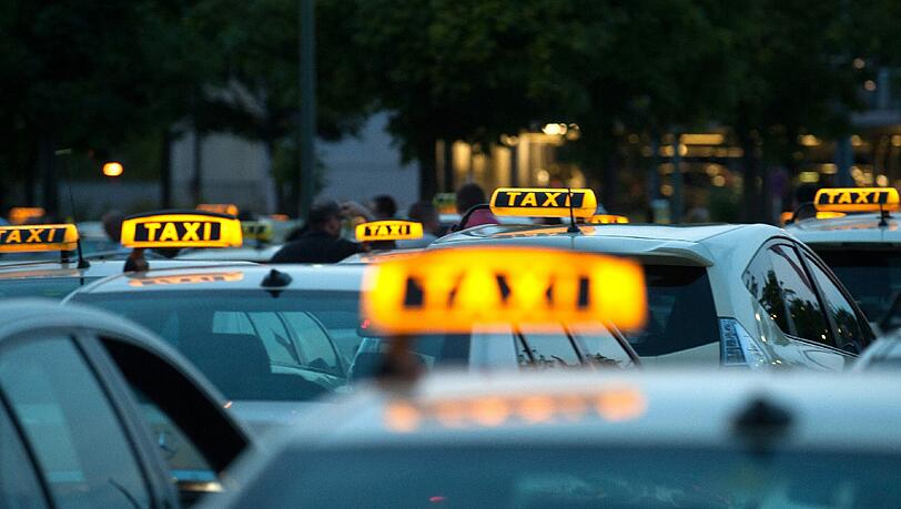 Er küsste sie im Intimbereich: Ein 36-jähriger Taxifahrer hat ein 17-jähriges Mädchen sexuell belästigt. (Symbolbild) Er küsste sie im Intimbereich: Ein 36-jähriger Taxifahrer hat ein 17-jähriges Mädchen sexuell belästigt. (Symbolbild)