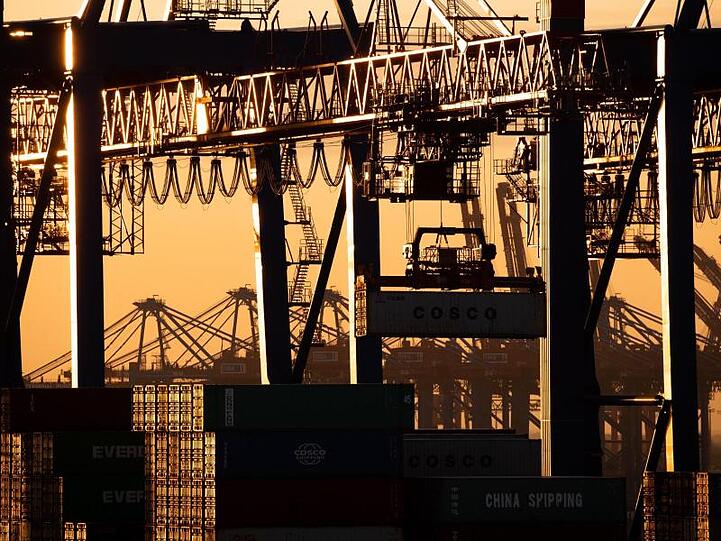 Containerumschlag im Hamburger Hafen: Besonders die exportorientierte deutsche Industrie hat ein hartes Jahr hinter sich.